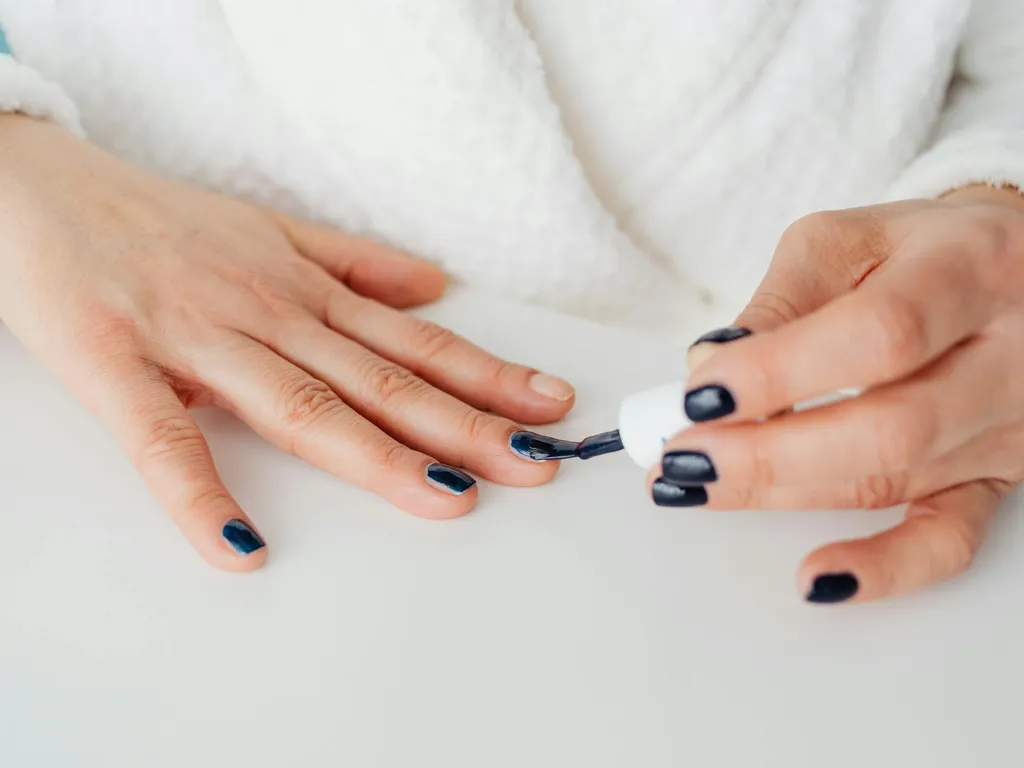 application-de-vernis-a-ongles