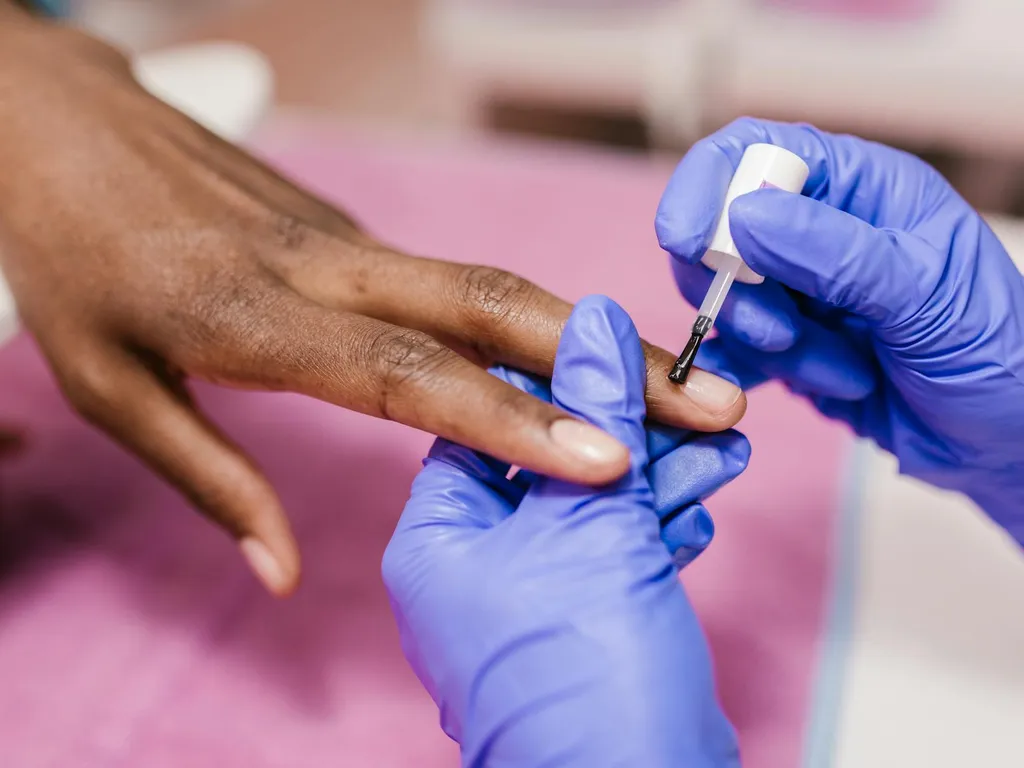 Enlever vernis semi permanent en toute sécurité : guide pas à pas pour débutants