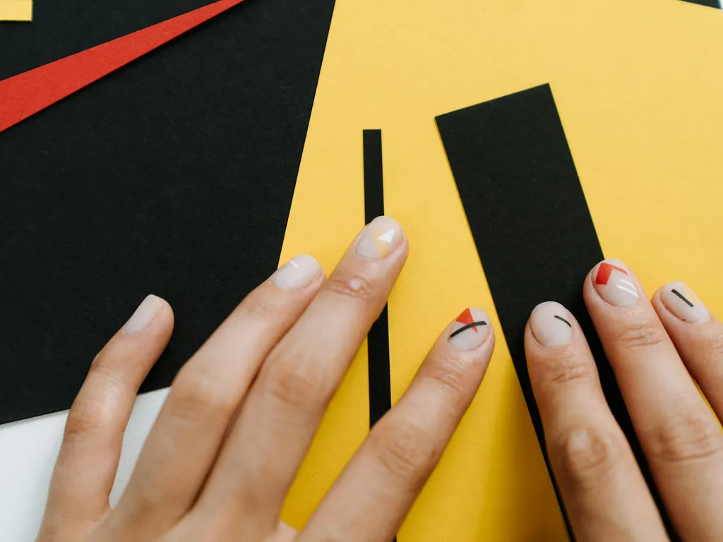 Manucure russe : technique, risques, prix et où la faire