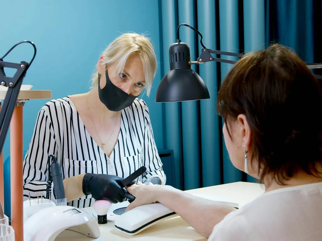 Ongles striés : comprendre, atténuer et savoir quand consulter