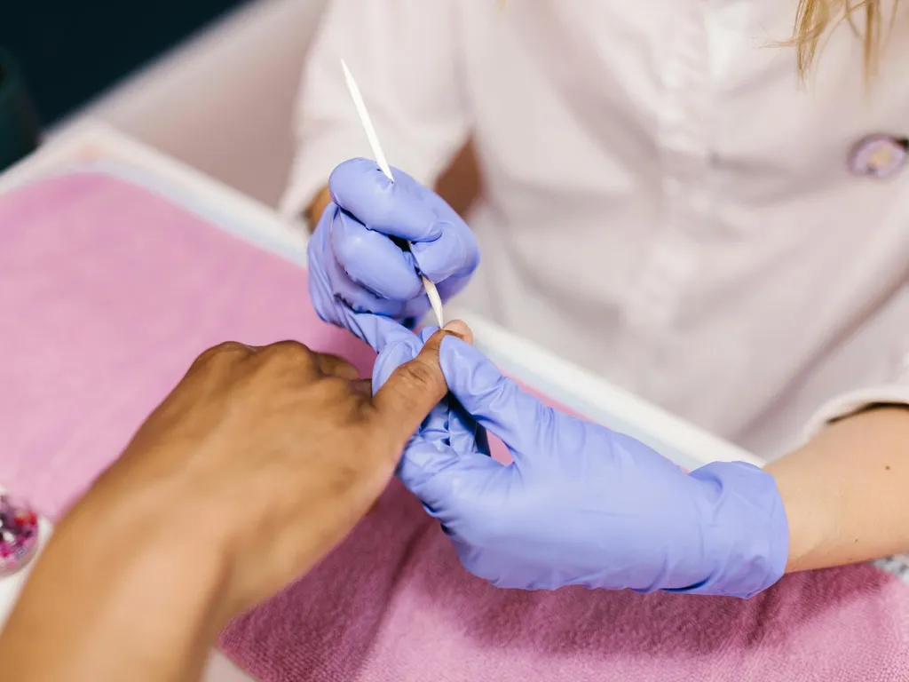 Cuticules sèches et abîmées : routine complète pour les réparer et les protéger