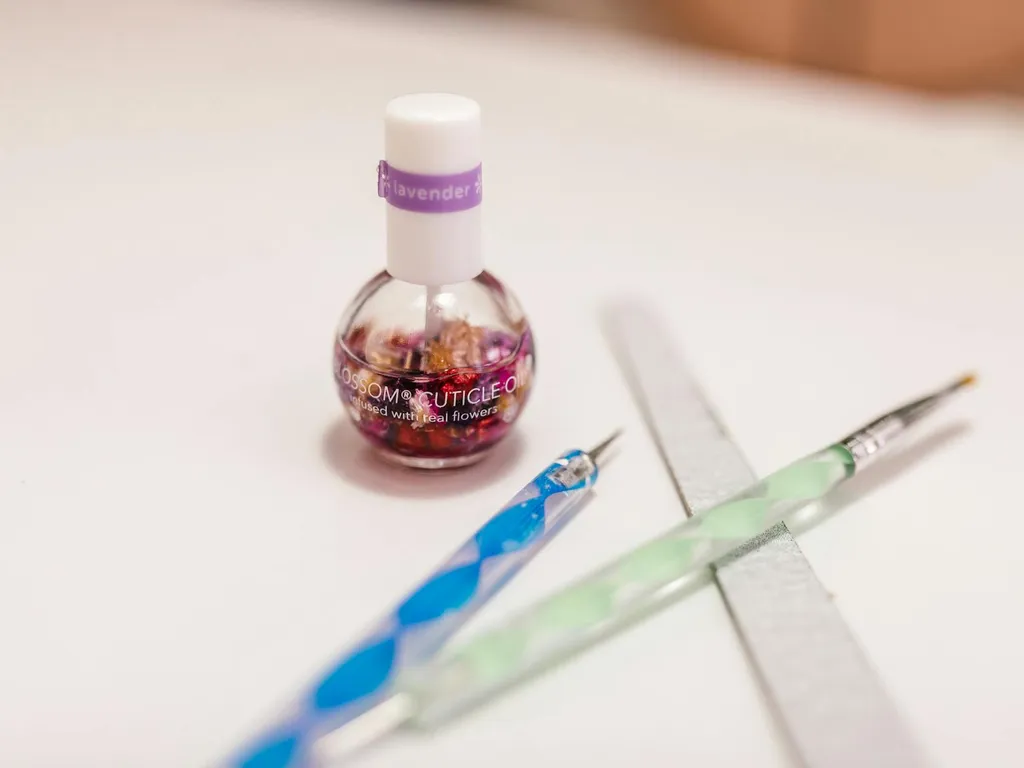 Ongles forts et sains : routine, remèdes maison et produits recommandés