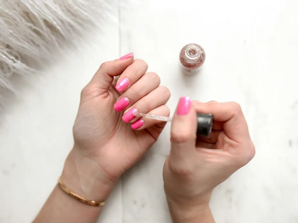 Ongles mous : plan d'action complet pour les renforcer naturellement et avec des produits efficaces