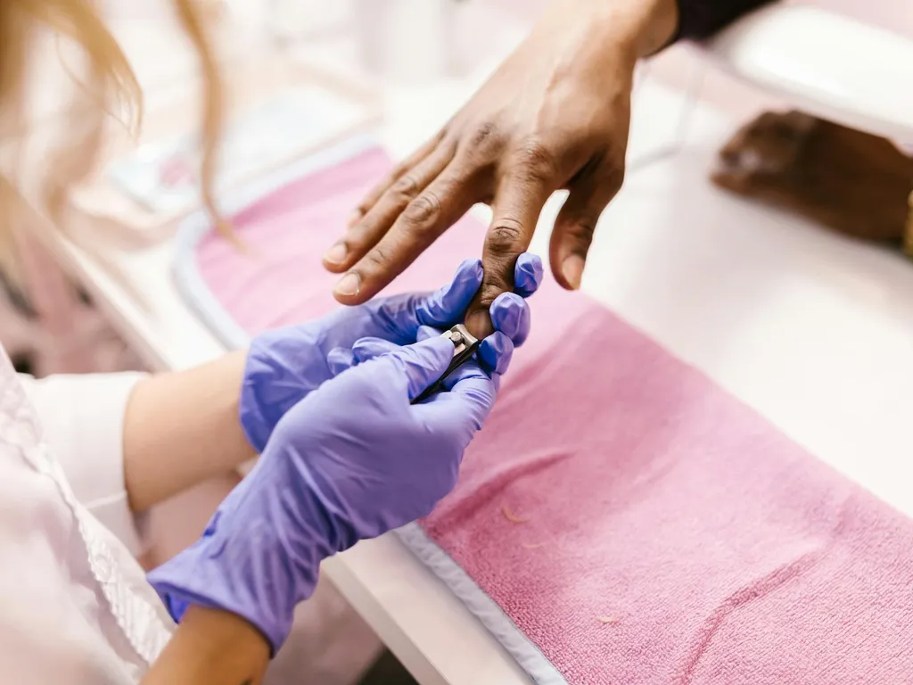 Retrouver des ongles solides : diagnostic clair et routine complète pour ongles mous